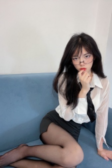 在办公室撕开奶罩吃奶电影